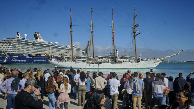El buque escuela 'Juan Sebasti&aacute;n de Elcano' inicia su crucero de instrucci&oacute;n desde el muelle de C&aacute;diz.