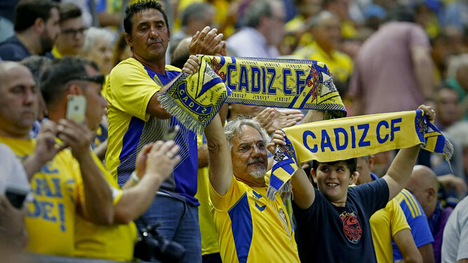 Aficionados cadistas animan a su equipo en uno de los partidos disputados en el estadio Carranza.