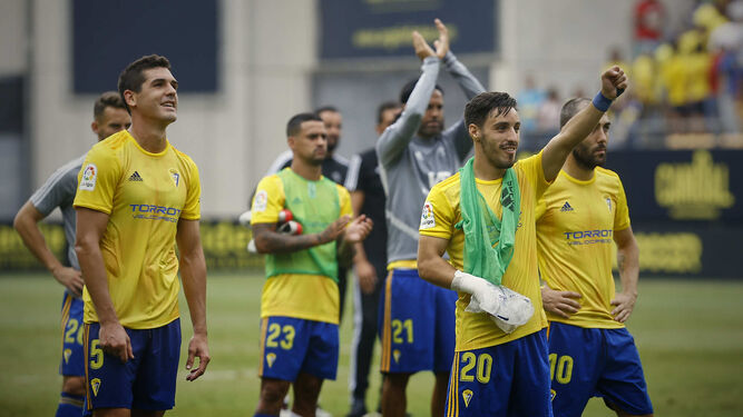 Varios jugadores del Cádiz saludan a la afición tras una victoria en el estadio Carranza.