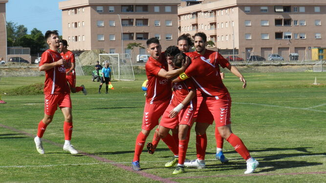 Celebración por los jugadores del Recre Portuense de su segundo gol.