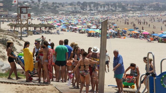 La playa de La Barrosa, en una imagen de este verano.