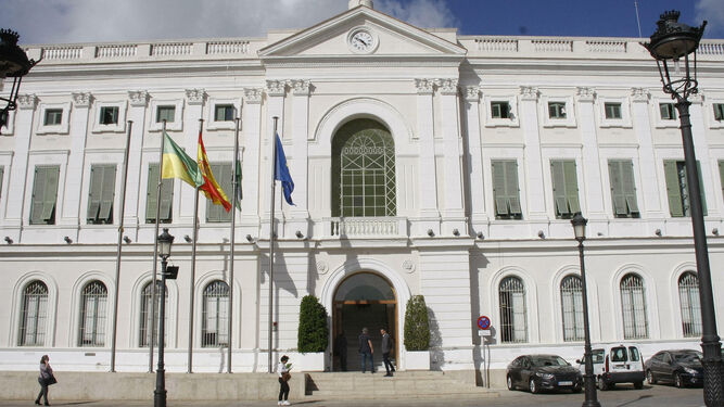 El Ayuntamiento de El Puerto, donde los Servicios Municipales han visto reducida su plantilla de manera considerable en estos últimos años.