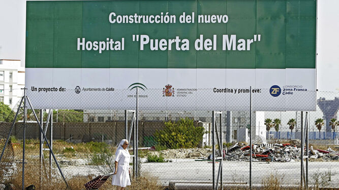 Cartel anunciador del nuevo hospital, en una imagen de archivo.