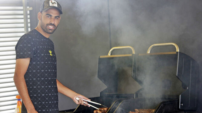 Fali ejerce como cocinero en la barbacoa organizada por los jugadores este jueves en El Rosal.
