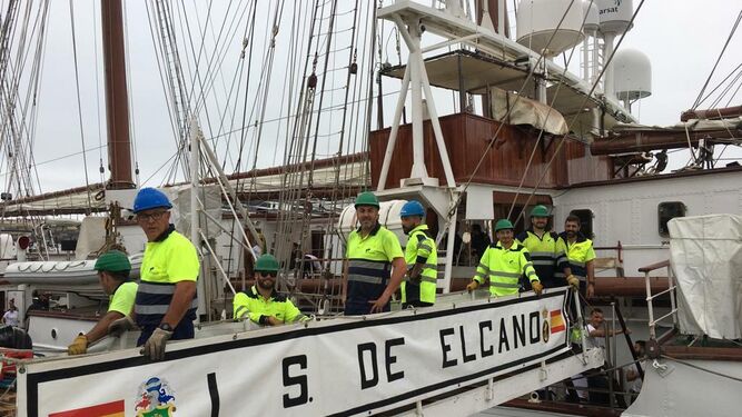 Un grupo de estibadores desembarcando, en días pasados, del buque ‘Elcano’.