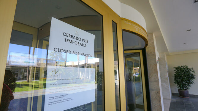 El Hotel Vincci ya ha colgado el cartel en la puerta de entrada anunciando su cierre por temporada.