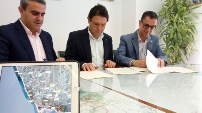 Los alcaldes de Vejer y Barbate, junto al delegado territorial de Desarrollo Sostenible durante la firma del convenio.