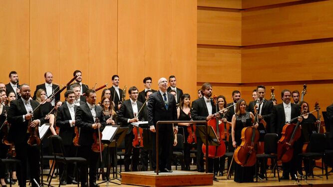 La Orquesta Ciudad de Almería con Michael Thomas al frente.