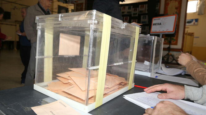 Las urnas de votación en un colegio electoral en Chiclana, este domingo.