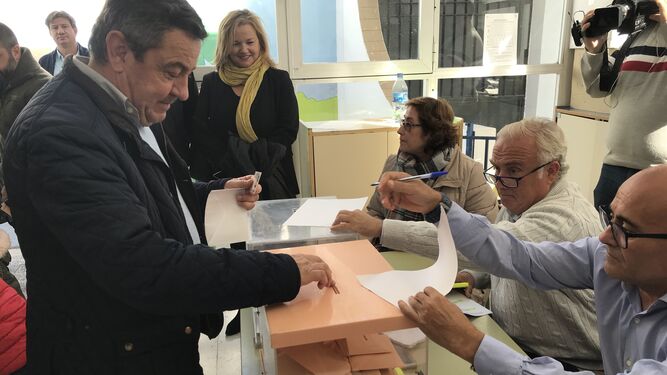 José Loaiza vota en San Fernando, con María José de Alba al fondo.
