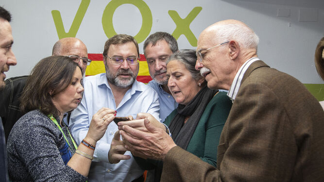 Ángela Mulas, Carlos Zambrano y Agustín Rosety, entre otros, siguen atentamente los resultados electorales.