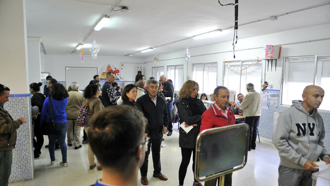Varios ciudadanos aguardan en la cola para votar el pasado domingo en un colegio electoral de Arcos.