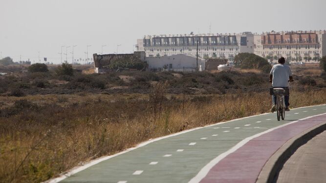 Carril bici que va por la Ronda del Estero, junto al Carrascón, donde se intervendrán con la Edusi.