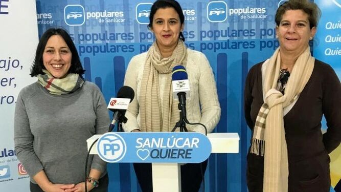 La presidenta del PP de Sanlúcar, Carmen Pérez, con otras responsables locales del partido en la rueda de prensa de hoy.