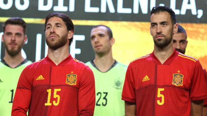 Sergio Ramos y Sergio Busquets con la nueva camiseta española