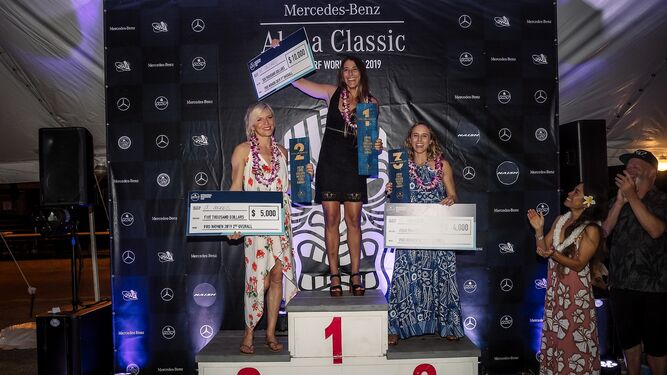 María Andrés, feliz con su trofeo y su cheque en el podio de Hawái.