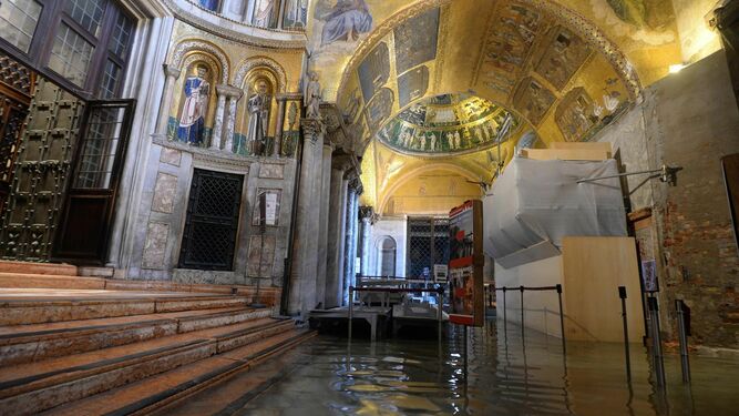Agua en la Basílica de San Marcos de Venecia.