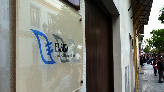 Entrada a las oficinas de la empresa municipal Emsisa, en la céntrica calle La Plaza.