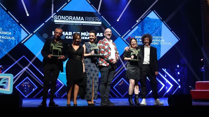 Rafael y Deborah Casillas, a la derecha de la imagen, posan con el galardón junto a representantes de otros festivales premiados.