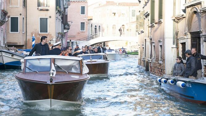 El primer ministro italiano, Giuseppe Conte, recorre Venecia en barco.