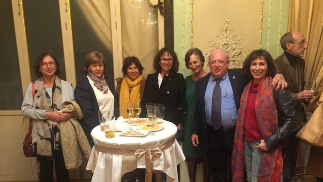 El conferenciante Juan Ramón Cirici con Dolores Jiménez, Carmen Mendoza y Milagros, Rosa, Pilar y Noemi Cirici.