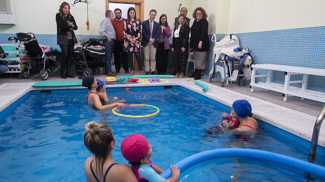 Unas pequeñas realizan sus ejercicios en la piscina de Upace, durante la visita de la Diputación y el Ayuntamiento.