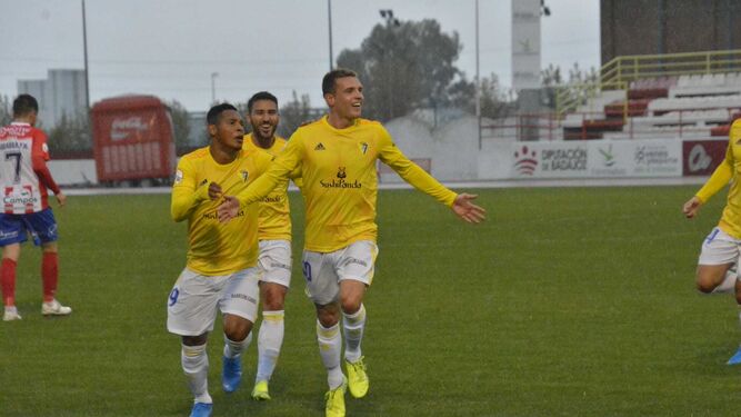 Jordi Tur celebra su gol con Hernán Lino e Iván Robles.