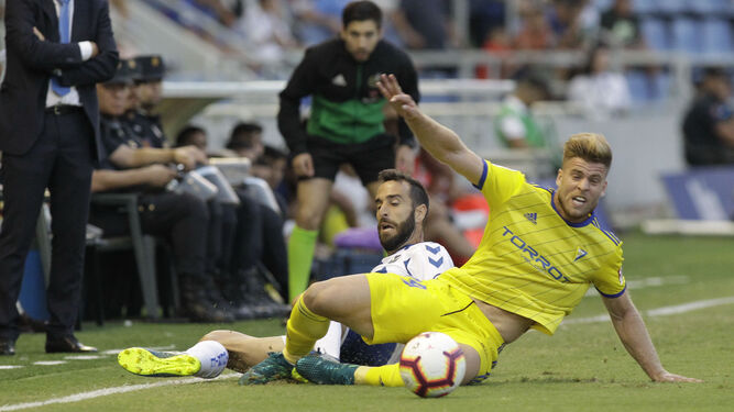 Mario Barco es derribado en el Tenerife-Cádiz de la temporada pasada.