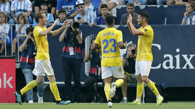 Los jugadores amarillos celebran uno de sus goles en el reciente Málaga-Cádiz.