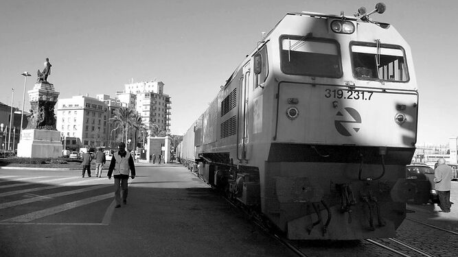 Uno de los últimos trenes que atravesó la Plaza de Sevilla en dirección al puerto de Cádiz en una imagen de archivo.