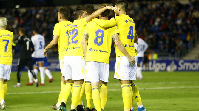 Los jugadores del Cádiz celebran el gol del Marcos Mauro en el partido contra el Tenerife.