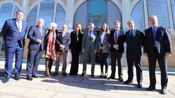 Elías Bendodo en el centro de la imagen en una reunión  con los presidentes de los puertos andaluces esta mañana en Huelva.