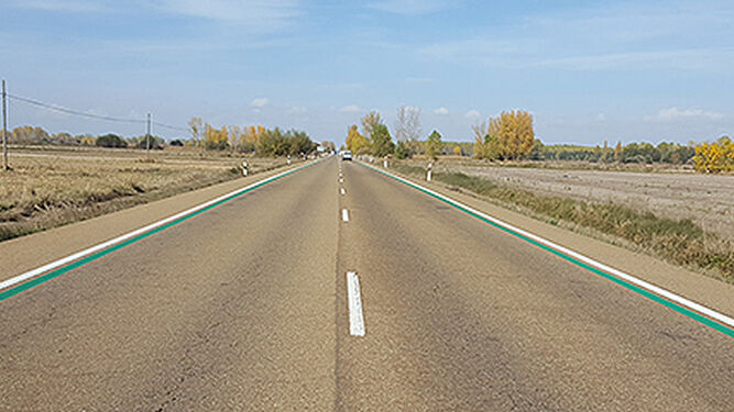 Líneas verdes en la carretera