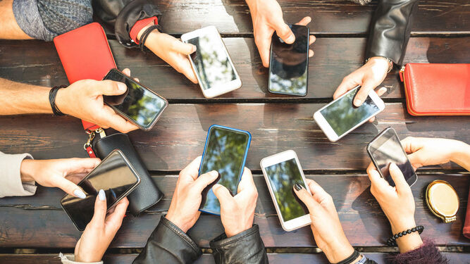 Los móviles juegan un papel relevante entre los millennials