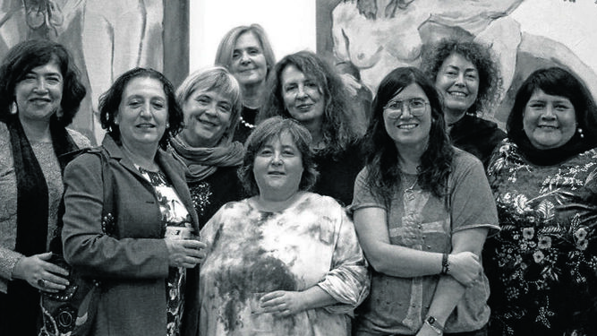 Desiré Ortega, Mar Ocón, Verónica Barrios, Patricia Garzón, Mercedes Escolano, Gloria Ocón y Pilar Dyufaín, durante la inauguración en la sala de exposición del Hotel Alquimia.