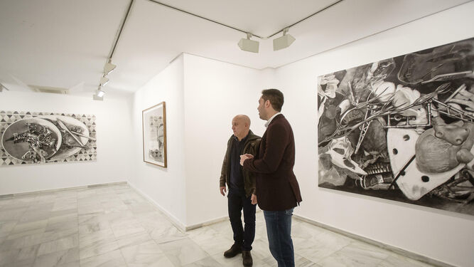 José Antonio Chanivet comenta su exposición en Rivadavia con el diputado de Cultura, Antonio González.