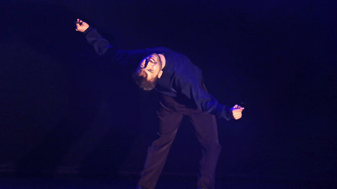 El bailaor y coreógrafo Marco Flores, en un momento de 'Rayuela' en el Teatro del Títere La Tía Norica.
