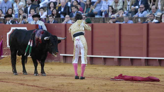 Ángel Jiménez -hoy matador de toros-, en una novillada en la plaza de Sevilla, entrando a matar sin muleta.