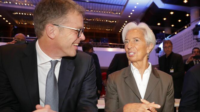 Christian Sewing, CEO del Deutsche Bank habla con Christine Lagarde, presidenta del BCE.