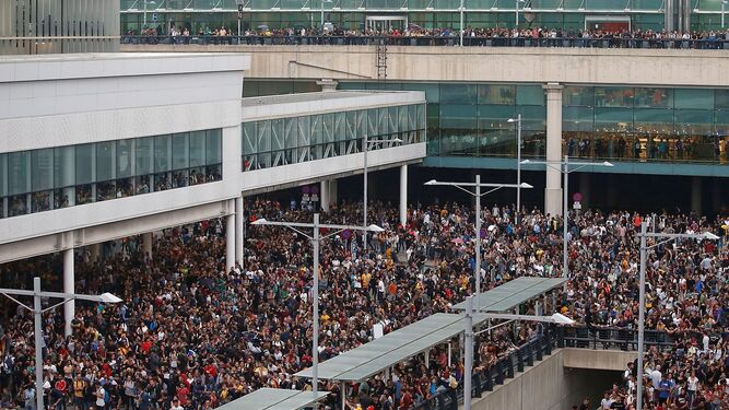 Miles de personas agolpadas ante el Aeropuerto del Prat el pasado 14 de octubre convocadas por la plataforma Tsunami Democràtic.