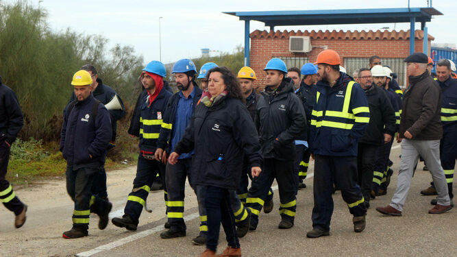 Trabajadores de la factoría de Navantia en Puerto Real protestan por la muerte de un trabajador en el Arsenal de La Carraca.