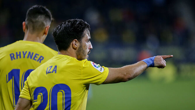 Iza Carcelén señala con el dedo en la celebración de uno de sus goles ante el Lugo.