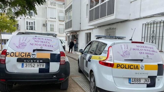 Los vehículos policiales de Vejer llevan mensajes en contra de la violencia de género.