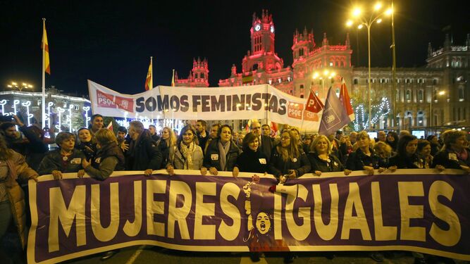 Manifestación con motivo del Día Internacional de la Eliminación de la Violencia contra la Mujer este martes en Madrid.
