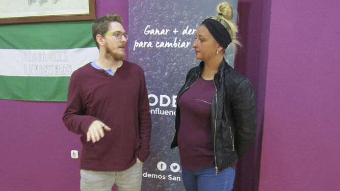 Verónica Luna con Ernesto Díaz, en la sede de Podemos.