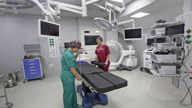 Dos trabajadoras del Hospital Doctor López Cano preparan uno de los quirófanos