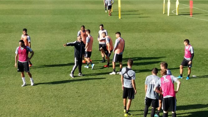 Álvaro Cervera se dirige a sus jugadores durante el entrenamiento del jueves.