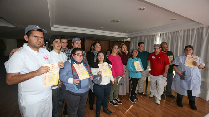 Alumnos del Centro Ocupacional Santa Ana La Fundación tras recibir sus diplomas en el Hotel Escuela Fuentemar.