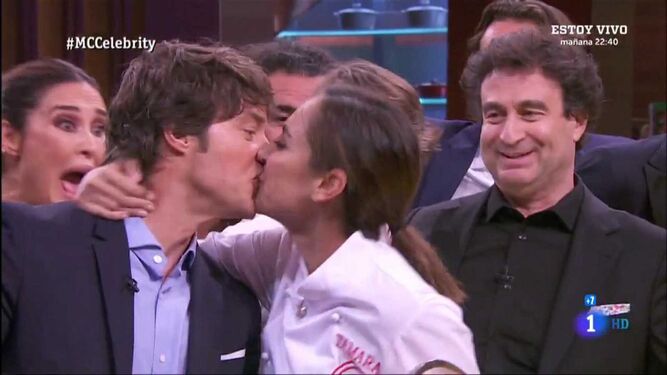 El beso de Tamara Falcó y Jordi Cruz en la final de 'MasterChef Celebrity'.