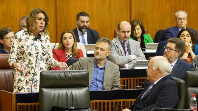 La bancada socialista, seria y afligida, escucha la intervención de la secretaria general del PSOE andaluz Susana Díaz.